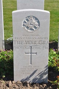 MONT HUON MILITARY CEMETERY, LE TREPORT - DAVIES, JOHN CADVAN