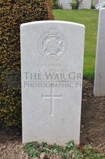 MONT HUON MILITARY CEMETERY, LE TREPORT - DAVIES, J T