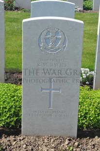 MONT HUON MILITARY CEMETERY, LE TREPORT - DAVIES, ROBERT MANSELL