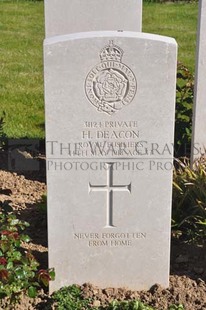 MONT HUON MILITARY CEMETERY, LE TREPORT - DEACON, HENRY
