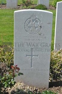MONT HUON MILITARY CEMETERY, LE TREPORT - DEAN, BOB