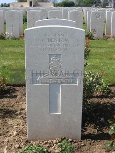 MONT HUON MILITARY CEMETERY, LE TREPORT - DENTON, C