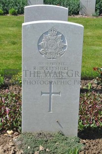 MONT HUON MILITARY CEMETERY, LE TREPORT - DERBYSHIRE, R
