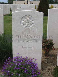 MONT HUON MILITARY CEMETERY, LE TREPORT - DOLAN, A