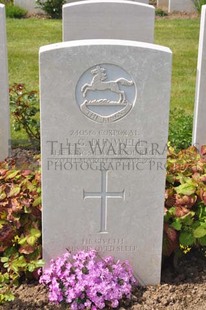MONT HUON MILITARY CEMETERY, LE TREPORT - DUNWELL, LESLIE GEORGE
