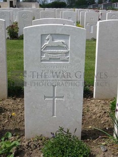 MONT HUON MILITARY CEMETERY, LE TREPORT - HIGGINS, P