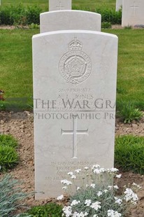 MONT HUON MILITARY CEMETERY, LE TREPORT - JONES, ARTHUR LIONEL