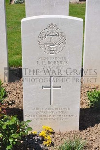 MONT HUON MILITARY CEMETERY, LE TREPORT - ROBERTS, THOMAS ERNEST