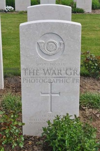 MONT HUON MILITARY CEMETERY, LE TREPORT - SHACKLETON, LEONARD