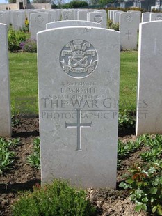 MONT HUON MILITARY CEMETERY, LE TREPORT - WRIGHT, L