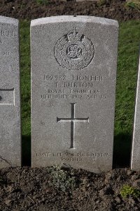 Lijssenthoek Military Cemetery - Burton, T