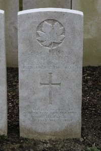 Lijssenthoek Military Cemetery - Buttress, Frank