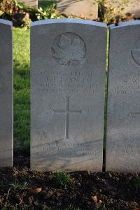 Lijssenthoek Military Cemetery - Dennett, Ernest Edward