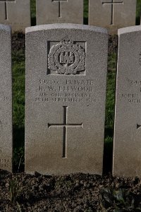 Lijssenthoek Military Cemetery - Ellwood, R W