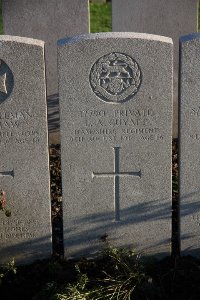 Lijssenthoek Military Cemetery - Guyatt, Leslie Arthur