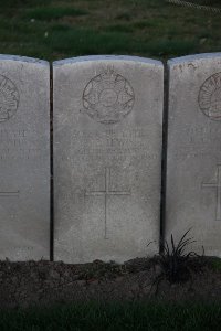 Lijssenthoek Military Cemetery - Lewis, Robert Francis