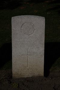 Lijssenthoek Military Cemetery - Lewis, Thomas John
