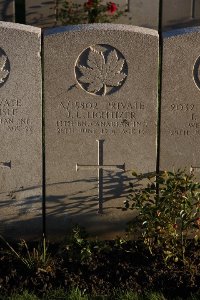 Lijssenthoek Military Cemetery - Lightning, Frank