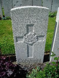 Lijssenthoek Military Cemetery - Lincoln, Frederick