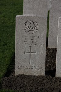 Lijssenthoek Military Cemetery - Lowe, Fredrick