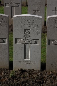 Lijssenthoek Military Cemetery - Lowis, Walter Allen