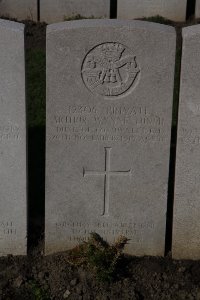 Lijssenthoek Military Cemetery - Lundie, Arthur Wynne