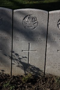 Lijssenthoek Military Cemetery - Lunn, Lewis