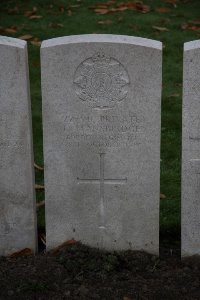 Lijssenthoek Military Cemetery - Mansbridge, L