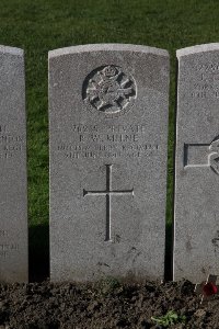 Lijssenthoek Military Cemetery - Milne, R W