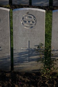 Lijssenthoek Military Cemetery - Moult, W