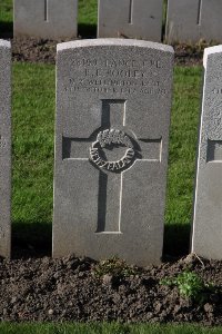 Lijssenthoek Military Cemetery - Pooley, Reginald Eric