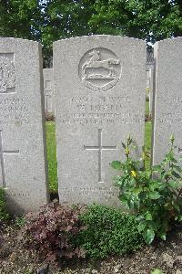 Lijssenthoek Military Cemetery - Roberts, W