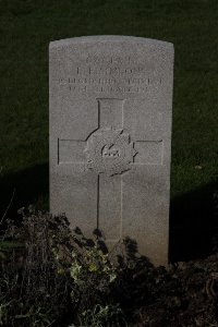 Lijssenthoek Military Cemetery - Simeons, E E