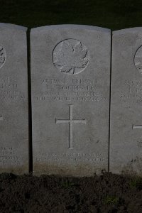 Lijssenthoek Military Cemetery - Stockdale, Leonard