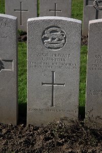 Lijssenthoek Military Cemetery - Suffolk, John