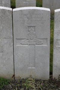 Lijssenthoek Military Cemetery - Taylor, W J F