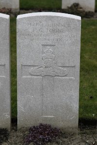 Lijssenthoek Military Cemetery - Toone, L G
