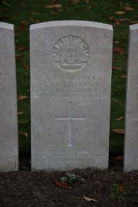 Lijssenthoek Military Cemetery - Treloggen, Gordon Charles