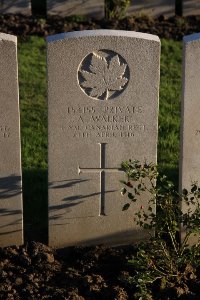 Lijssenthoek Military Cemetery - Walker, A