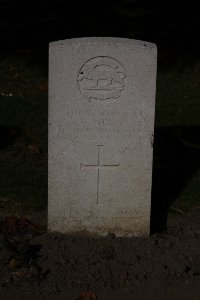 Lijssenthoek Military Cemetery - Wells, R