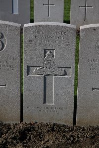 Lijssenthoek Military Cemetery - Winwood, P
