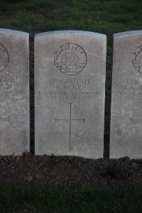 Lijssenthoek Military Cemetery - Wood, Percy
