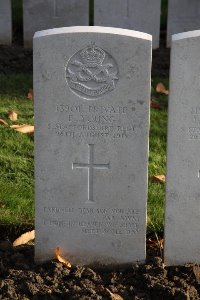 Lijssenthoek Military Cemetery - Young, E