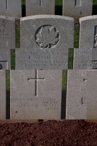 Lijssenthoek Military Cemetery - Young, R J