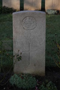 RUE-DES-BERCEAUX MILITARY CEMETERY, RICHEBOURG-L'AVOUE - COMYN, F A