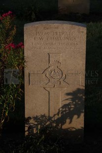 RUE-DES-BERCEAUX MILITARY CEMETERY, RICHEBOURG-L'AVOUE - CUMMINGS, ROBERT WALTER