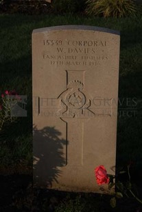 RUE-DES-BERCEAUX MILITARY CEMETERY, RICHEBOURG-L'AVOUE - DAVIES, W