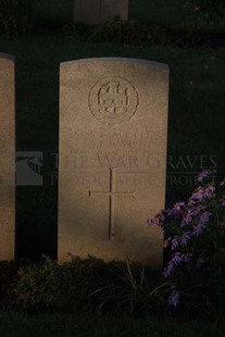 RUE-DES-BERCEAUX MILITARY CEMETERY, RICHEBOURG-L'AVOUE - DAVIS, A E
