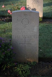 RUE-DES-BERCEAUX MILITARY CEMETERY, RICHEBOURG-L'AVOUE - DORMAN, W J
