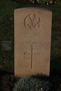 RUE-DES-BERCEAUX MILITARY CEMETERY, RICHEBOURG-L'AVOUE - DUCKWORTH, H